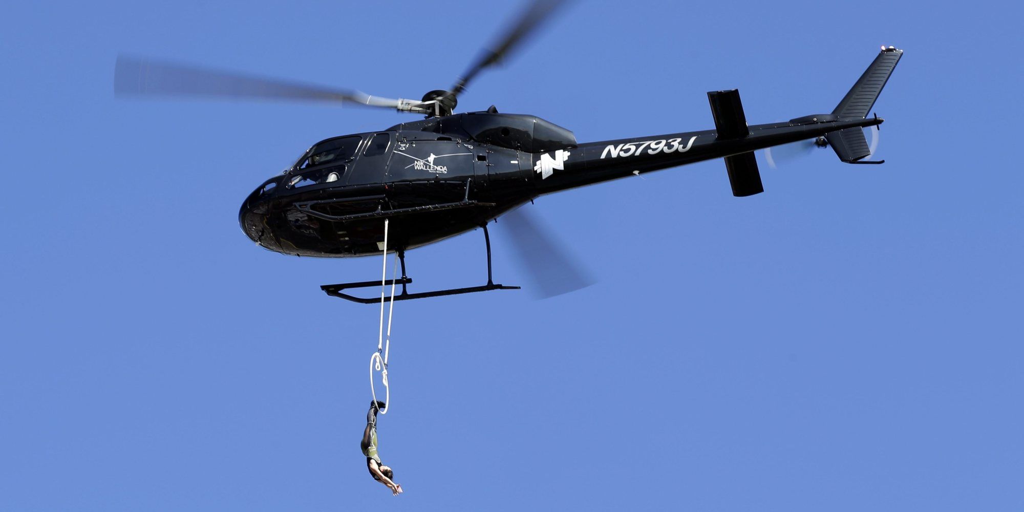 #Video Mujer vuela sobre el Niágara colgada de los dientes