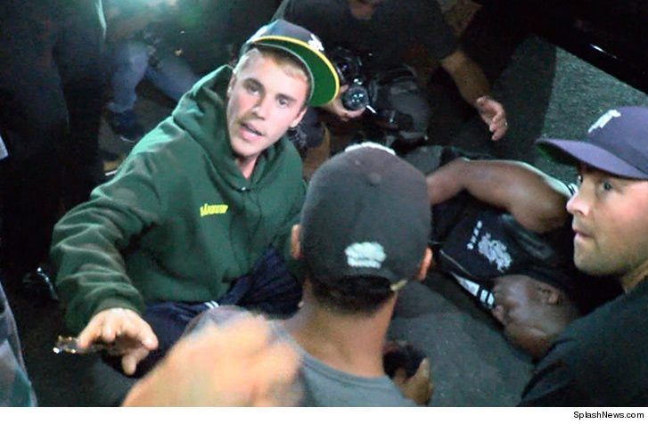 #Video Justin Bieber golpea a fotógrafo con camioneta