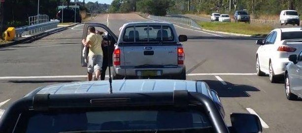 #Video Hombre golpea a mujer en Australia