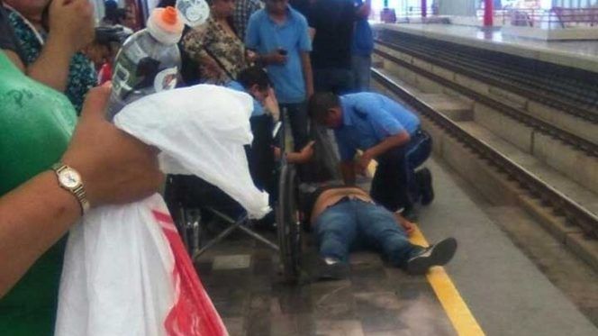 Se desmaya y cae a vías del Metro en Nuevo León