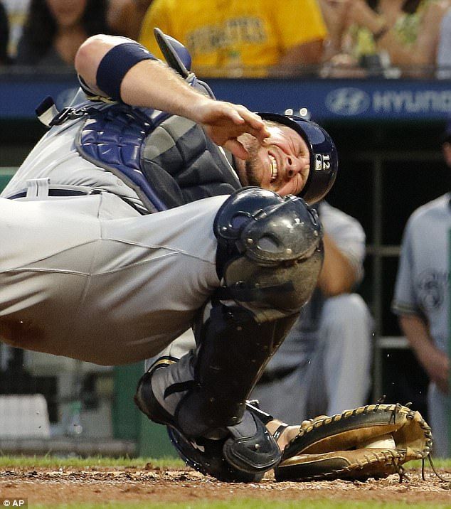 #Video Receptor abandona juego tras choque en Home - 426F7C6D00000578-4706176-image-a-5_1500366311123