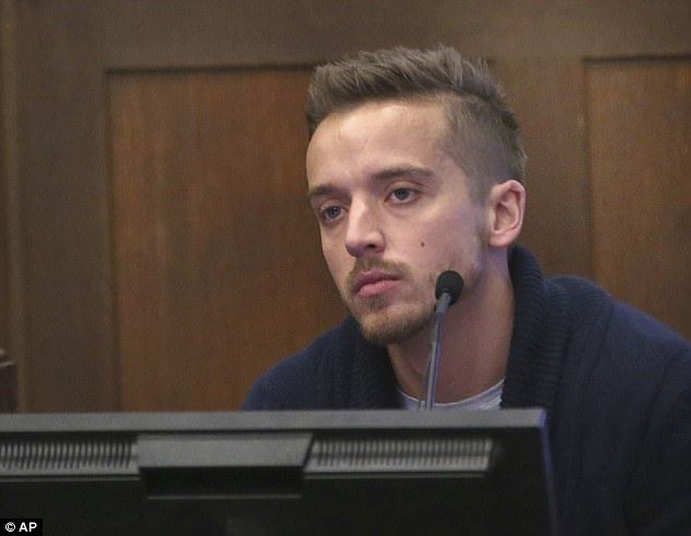 Estrellas del futbol americano visitaron a Aaron Hernández en la cárcel - 42B3ABDA00000578-0-image-a-7_1501076511266