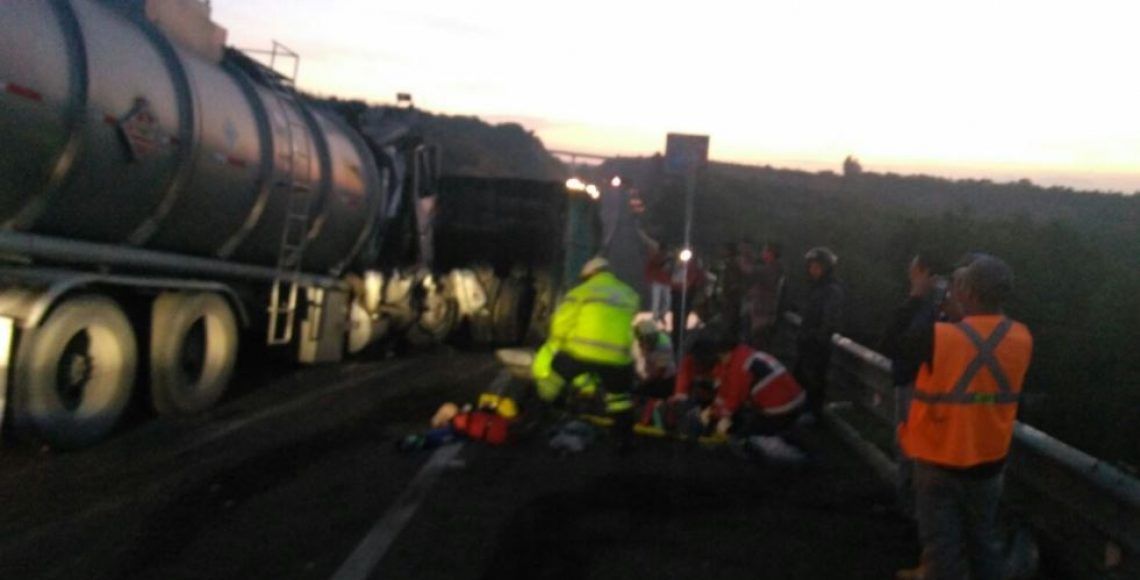 Choque de tráileres en la Chamapa-Lechería deja dos heridos