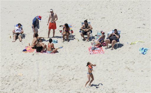 Critican al gobernador de Nueva Jersey por tomar el sol en una playa cerrada al público - AP469822238060