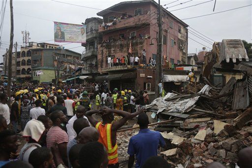 Mueren ocho personas al derrumbarse edificio en Nigeria - AP567719988510