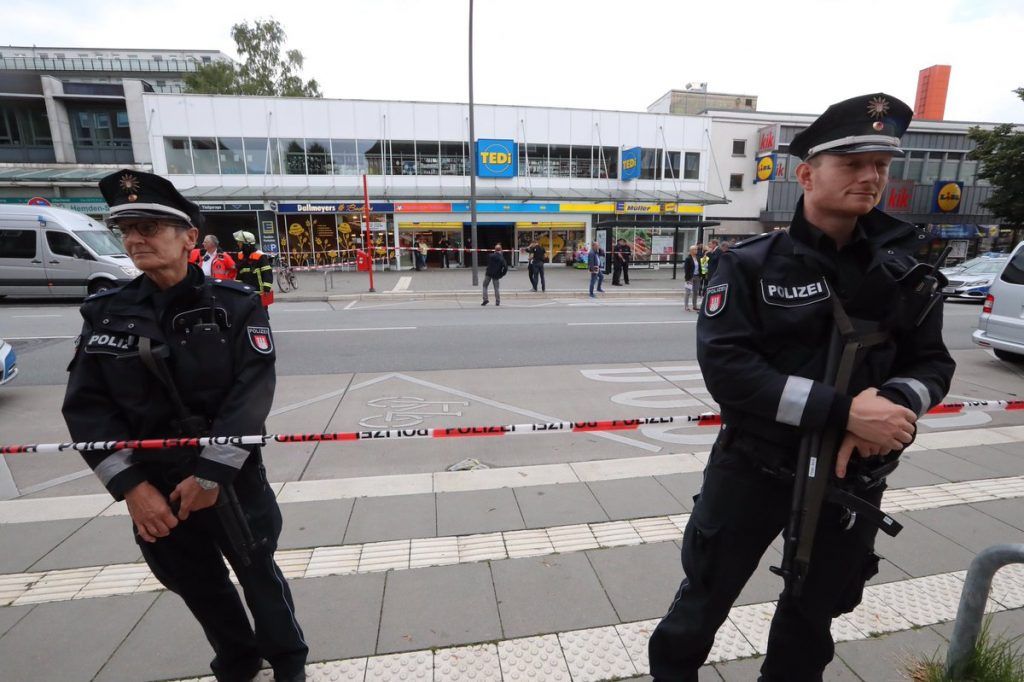 Ataque con cuchillo deja un muerto y varios heridos en Alemania - Acordonaron-la-zona-foto-de-MarcoZitzow-1024x682