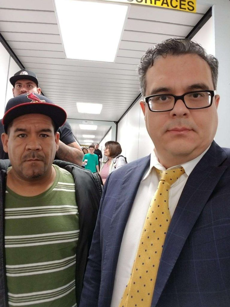 Adolescente encontrado en tráiler de Texas está fuera de peligro - Alex-Galvez-y-José-de-Jesus-La-Opinión-768x1024