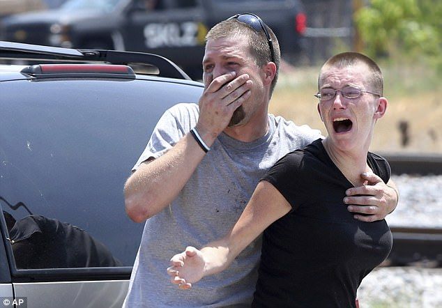 Rescatan a hombre y a niño atrapados dentro de vehículo en llamas - BOMBEROS-02
