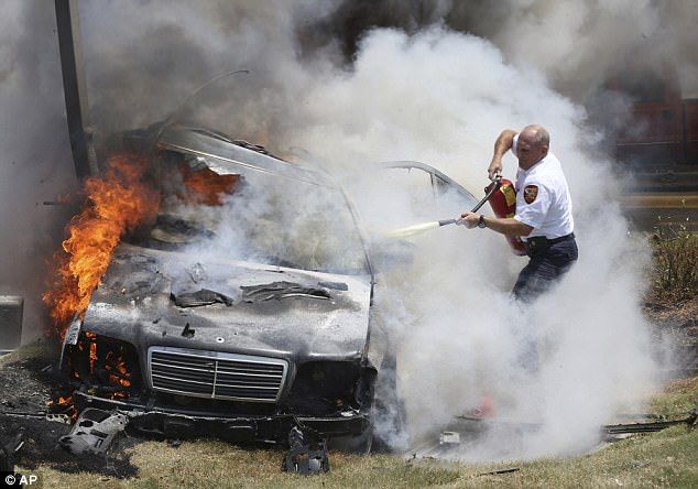 Rescatan a hombre y a niño atrapados dentro de vehículo en llamas - BOMBEROS-03