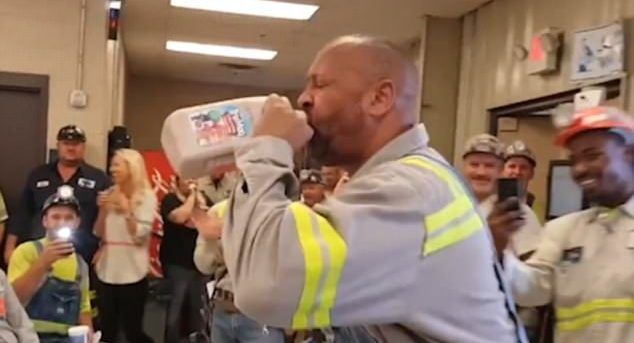 #Video Retan a minero a aguantar el chile más picante del mundo