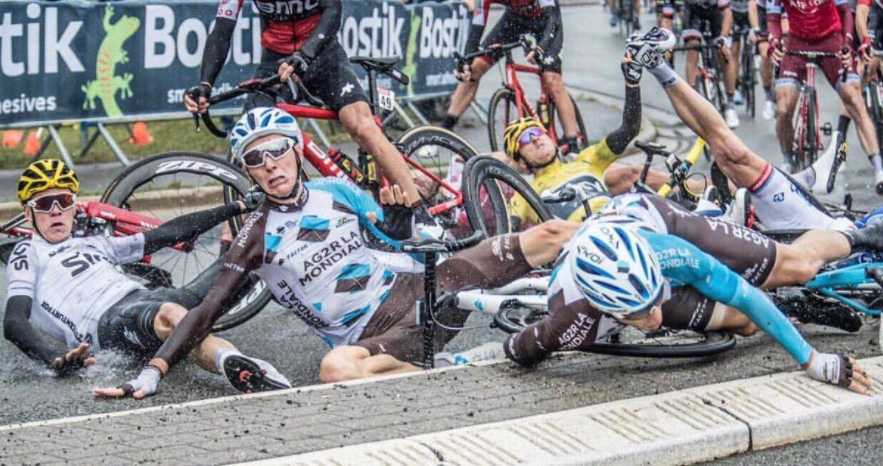 #Video Ciclistas caen en efecto dominó en Tour de France