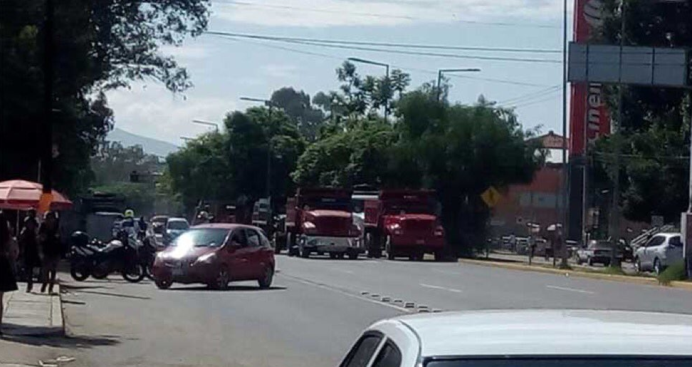 Transportistas bloquean carretera federal en Oaxaca