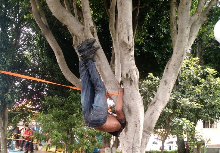 Cuelgan a presunto ladrón en árbol en Tlaxcala