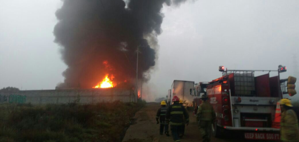 Bomberos controlan incendio en fábrica de Huehuetoca