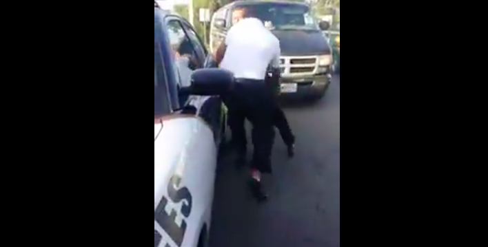#Video Chofer de transporte público agrede a policía en Texcoco