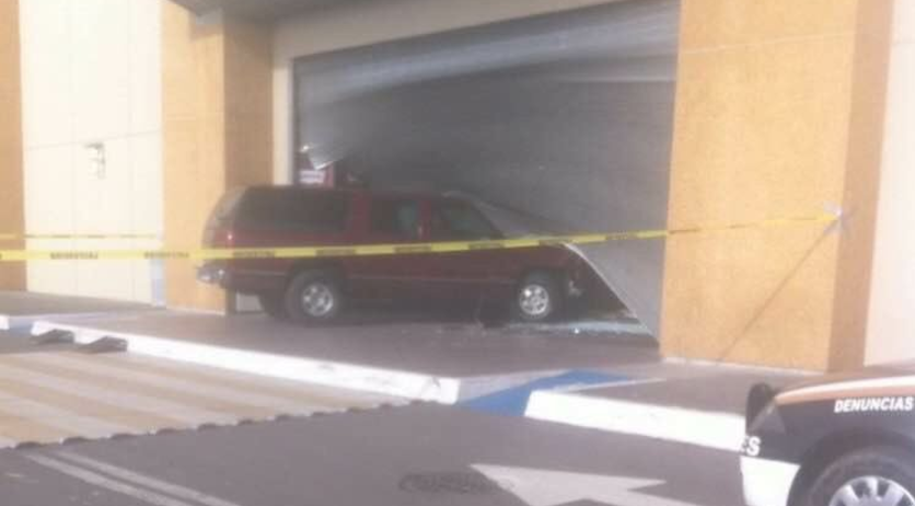 Estrellan camioneta en Galerías Metepec para robar joyería