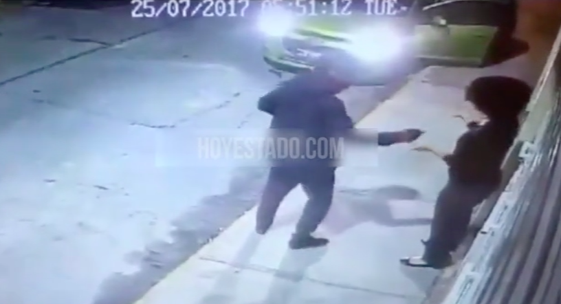#Video Roban automóvil a pareja que salía de su casa en Ciudad Azteca