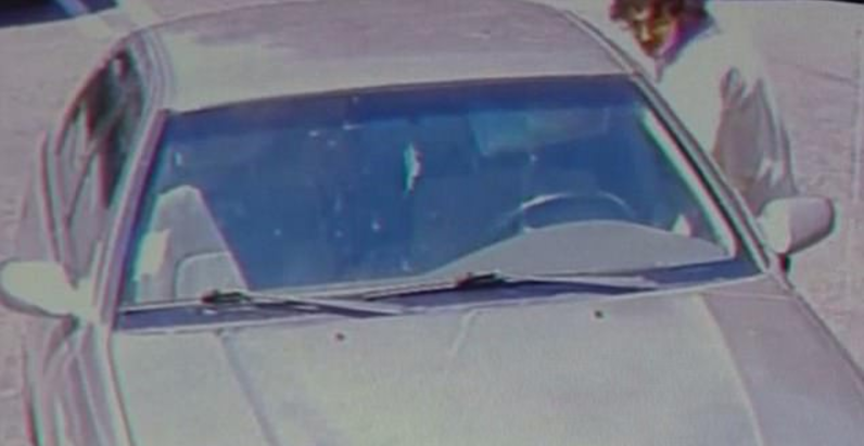 #Video Adolescente abandona a su recién nacido en un estacionamiento