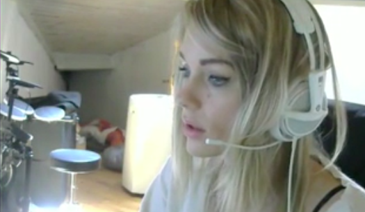 #Video Se quema el pelo durante transmisión en vivo