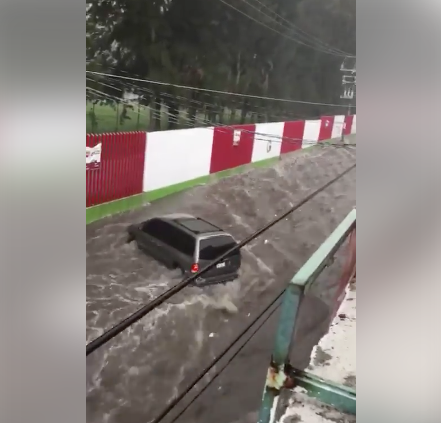 #Video Hombre es arrastrado por el agua en Tlalnepantla - Captura-de-pantalla-2017-07-28-a-las-10.40.49
