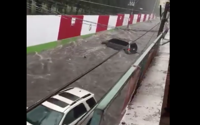 #Video Hombre es arrastrado por el agua en Tlalnepantla