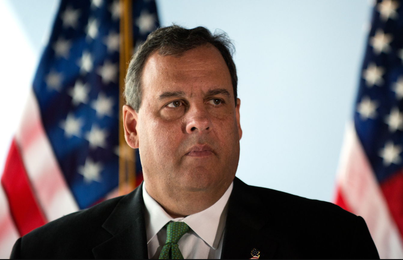 Critican al gobernador de Nueva Jersey por tomar el sol en una playa cerrada al público