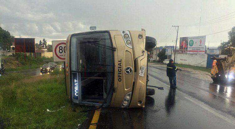 Accidente de autobús deja 20 estudiantes lesionados en Tlaxcala