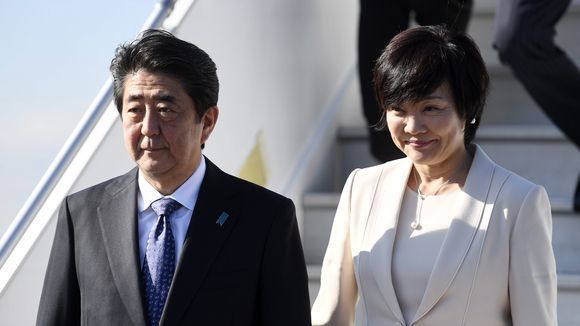 ¿La primera dama de Japón no quiso hablar con Trump? - DFQ5oeDXgAAT7bq