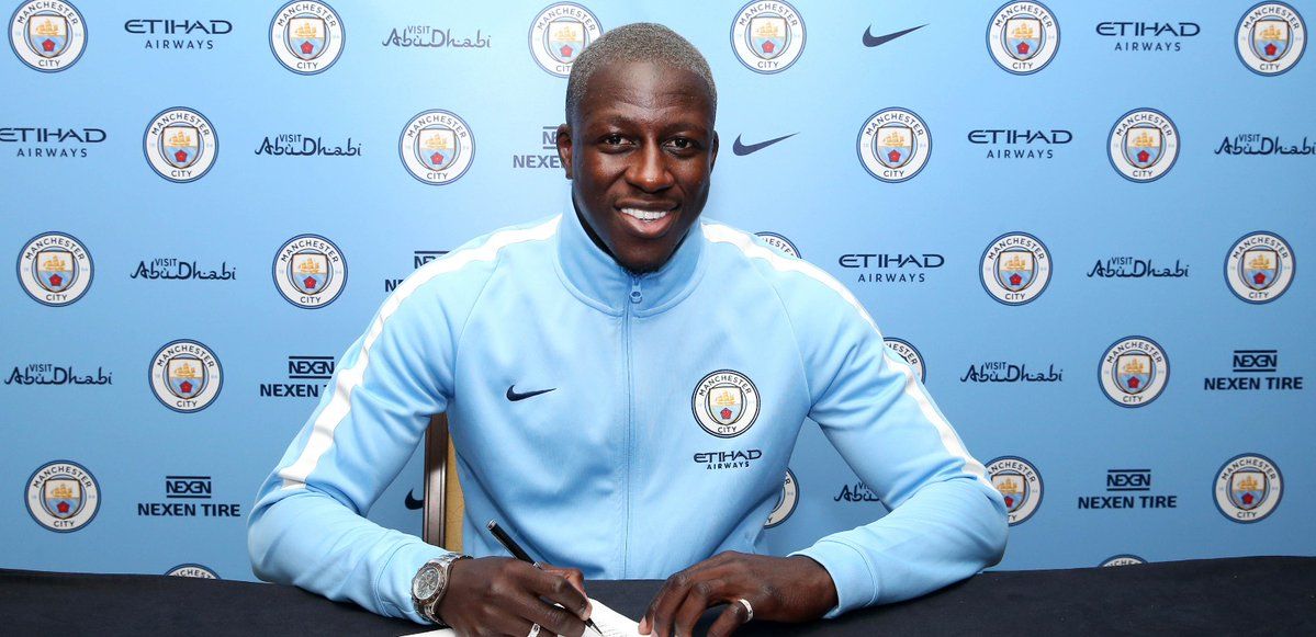 Manchester City contrata al defensa más caro de la historia