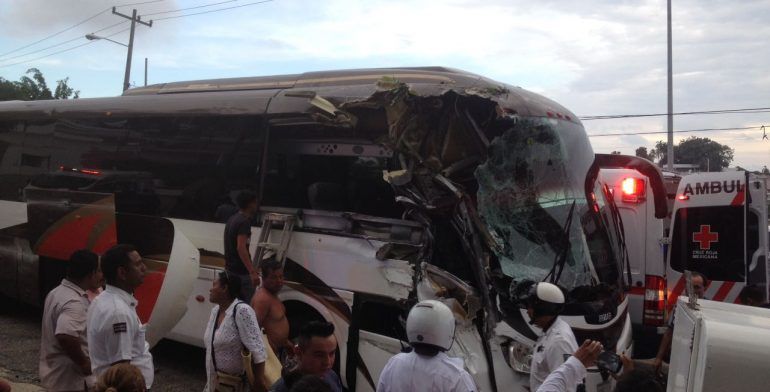 Choque de autobús de turistas en la Escénica deja cuatro lesionados