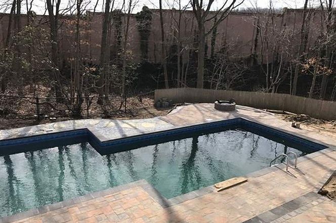 Gemelos de tres años mueren ahogados en alberca en Nueva York