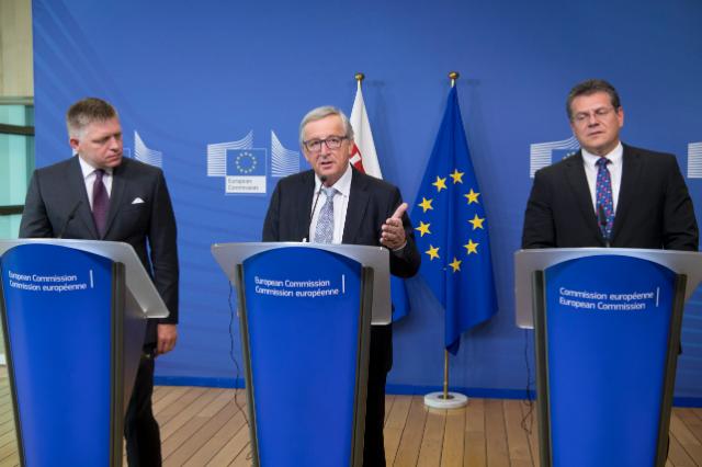 #Video Presidente de Comisión Europea se confunde con llamada de Merkel