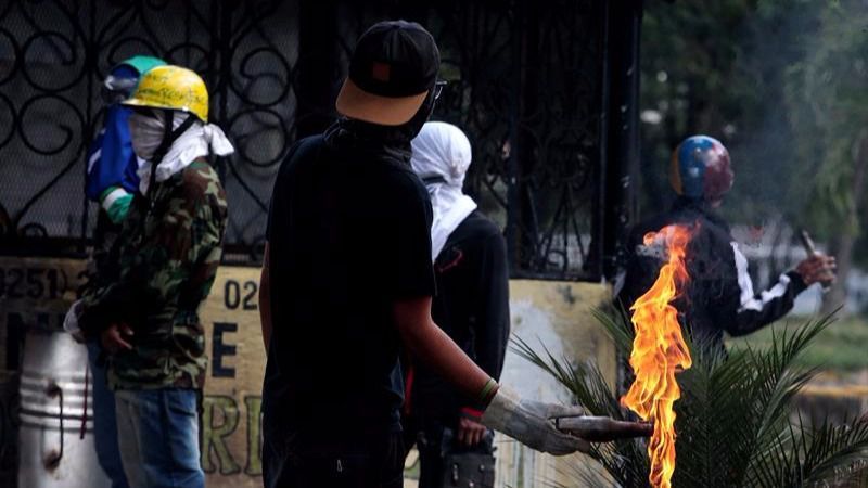 Muere un hombre incinerado durante protesta en Venezuela