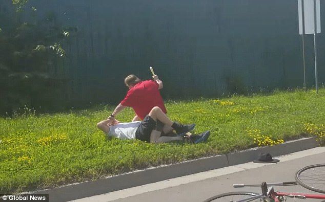 #Video Hombre golpea a ciclista de 74 años en Canadá