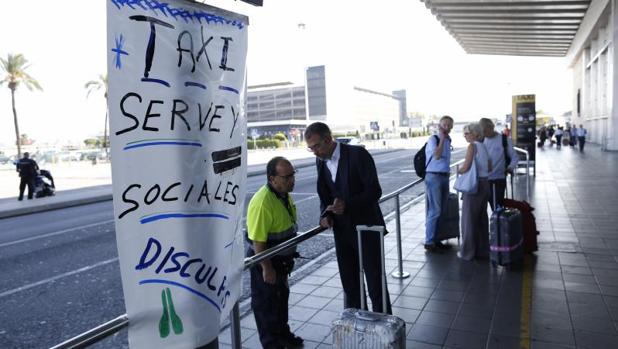 Huelga de taxistas contra Uber y Cabify en España - Huelga-contra-Uber-España-foto-de-EFE-El-Prat
