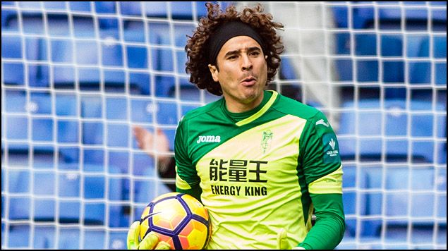 Guillermo Ochoa recibe su primer gol con el Standard Liège
