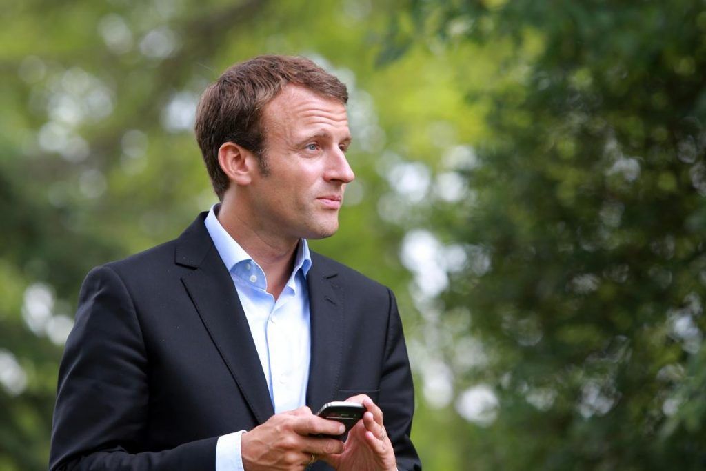 Rusia intentó espiar a Macron en Facebook durante elecciones en Francia - Macron-con-celular-Nicolas-Tucat-1024x683