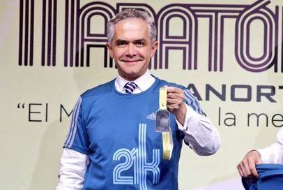 Mancera presenta playera y medalla del Medio Maratón CDMX 2017 - Mancera-con-la-Medalla-Foto-de-Milenio-e1501009296140