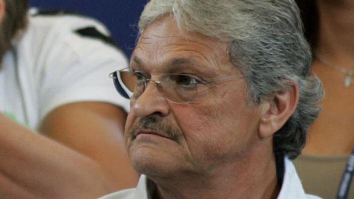 Arrestan a padre de extenista por abuso sexual