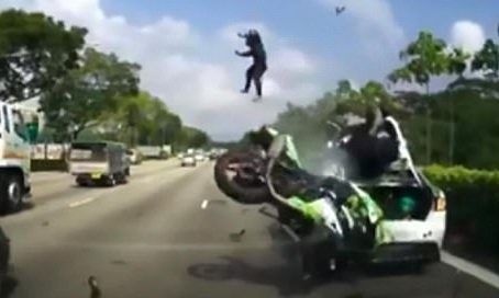 #Video Pasajero de motocicleta sale proyectado tras accidente