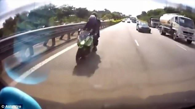 #Video Pasajero de motocicleta sale proyectado tras accidente - Motociclista-Singapur-screenshot-2