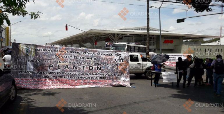 Alumnos bloquean en Oaxaca avenida Niños Héroes y terminal de camiones - OAXACA-BLOQUE-foto-de-Quadratin