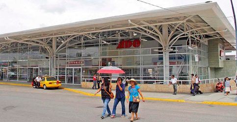 Alumnos bloquean en Oaxaca avenida Niños Héroes y terminal de camiones