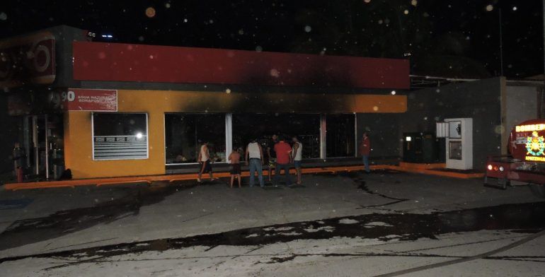 Oxxo cierra tiendas en Apatzingán por inseguridad