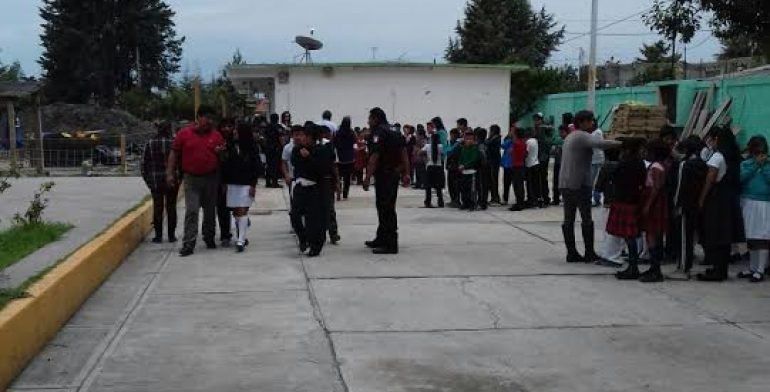 Evacúan a estudiantes de primaria por fuga de amoniaco