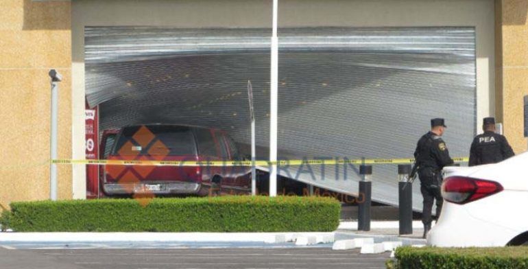 Estrellan camioneta en Galerías Metepec para robar joyería - ROBO-LIVERPOOL-METEPEC-2-770x392