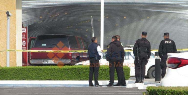 Estrellan camioneta en Galerías Metepec para robar joyería - ROBO-LIVERPOOL-METEPEC-5-770x392