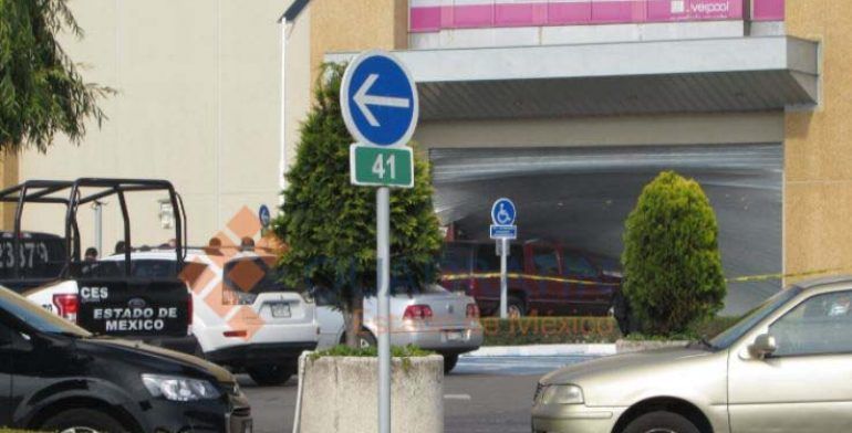 Estrellan camioneta en Galerías Metepec para robar joyería - ROBO-LIVERPOOL-METEPEC-7-770x392