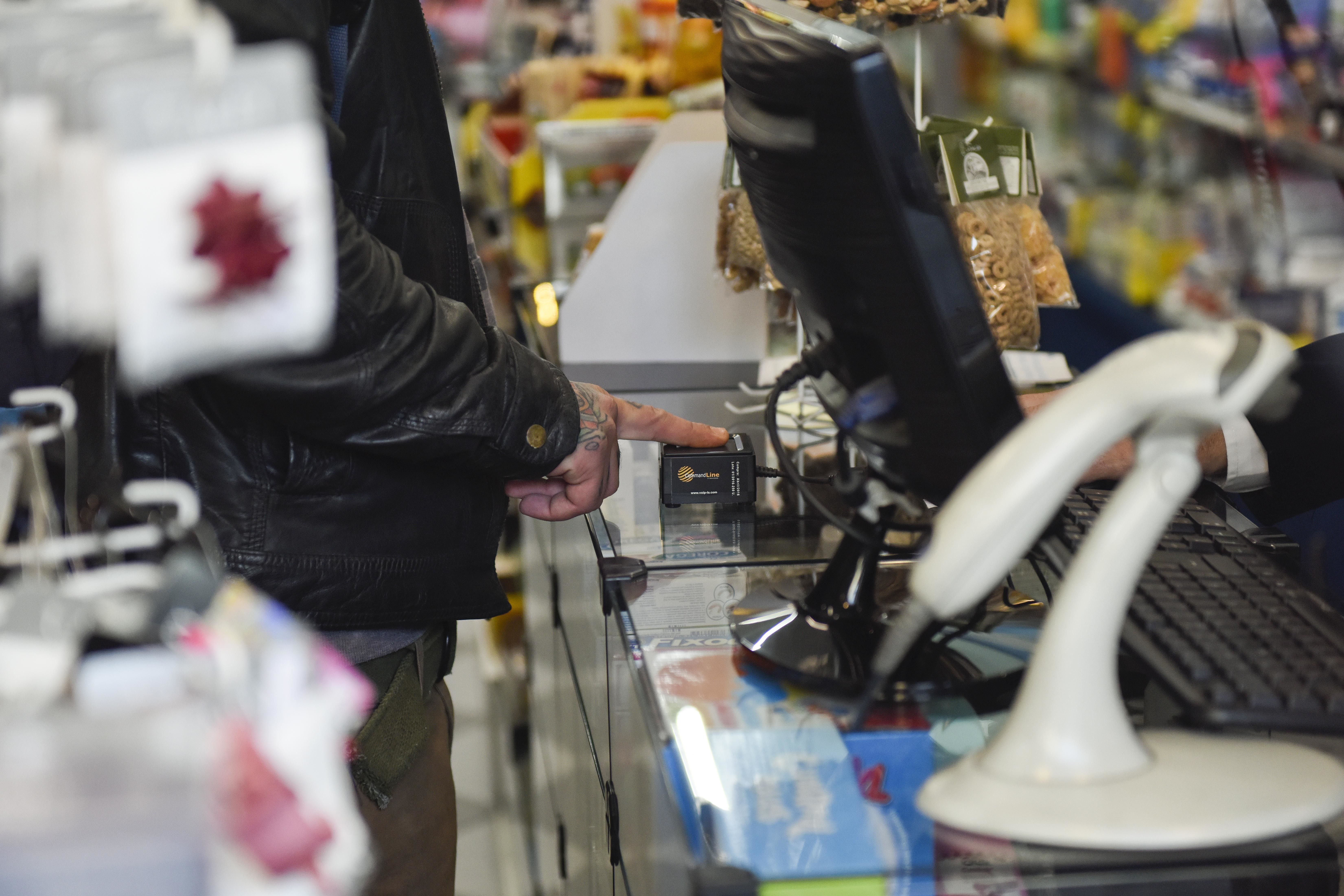 Mariguana ya se vende en farmacias de Uruguay - SOP-AP-SPANI-SPAN-UR_De-l-3