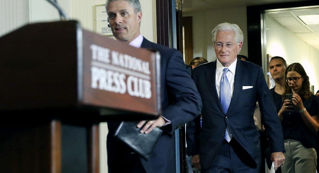 Renuncia el portavoz del equipo jurídico de Trump - TRUMP-ABOGADO-Mark-Corallo-esta-adelante-foto-de-AP-1024x555